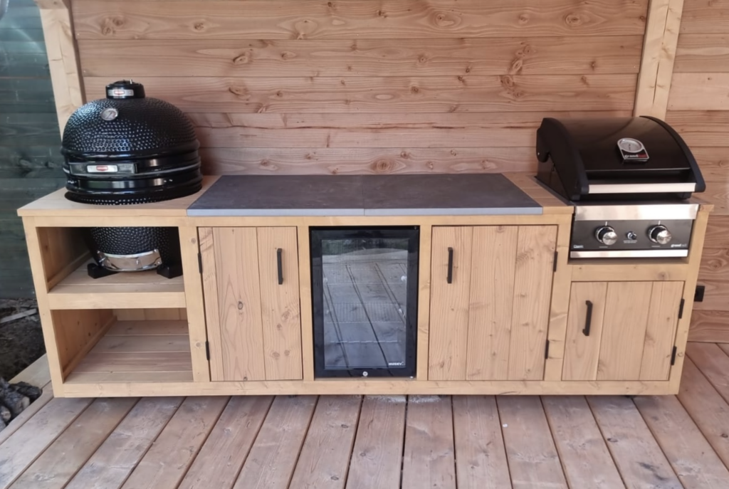 buitenkeuken-met-kamado-koelkast-en-grandhall-bbq-de-buitenkeuken